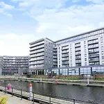 Modern Dock &free Secure Parking! 利兹