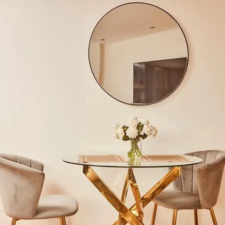 Modern Dock &free Secure Parking! Лідс