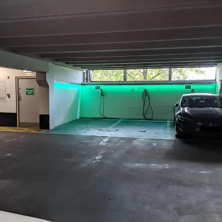 Modern Dock &free Secure Parking! * Лідс