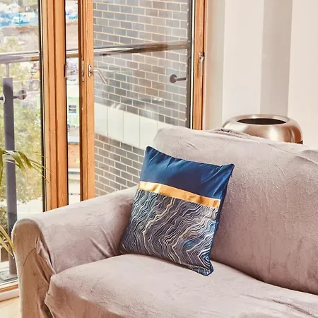 Modern Dock &free Secure Parking! Лідс