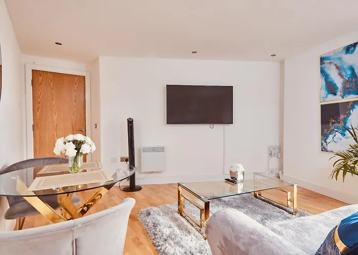 Modern Dock &free Secure Parking! * Leeds (West Yorkshire)