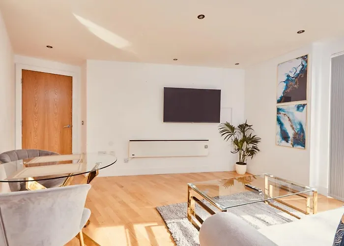 Modern Dock &free Secure Parking! * Leeds (West Yorkshire)