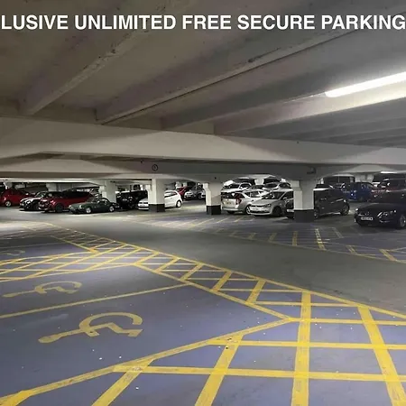 Modern Dock &free Secure Parking! Λιντς