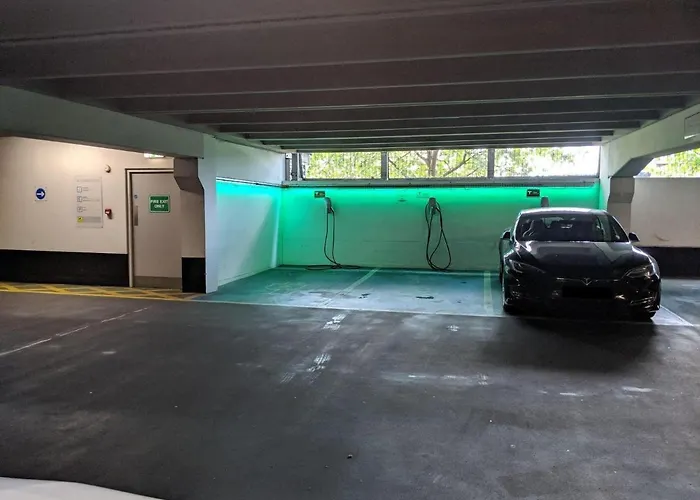 Modern Dock &free Secure Parking! * Leeds (West Yorkshire)