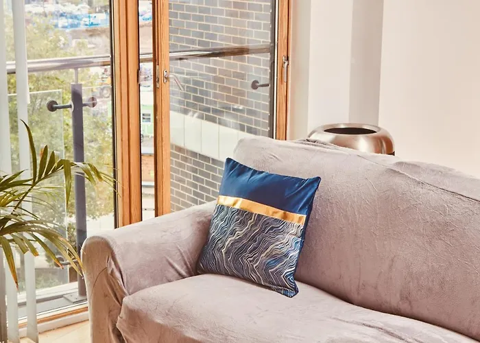 Modern Dock &free Secure Parking! Leeds (West Yorkshire)